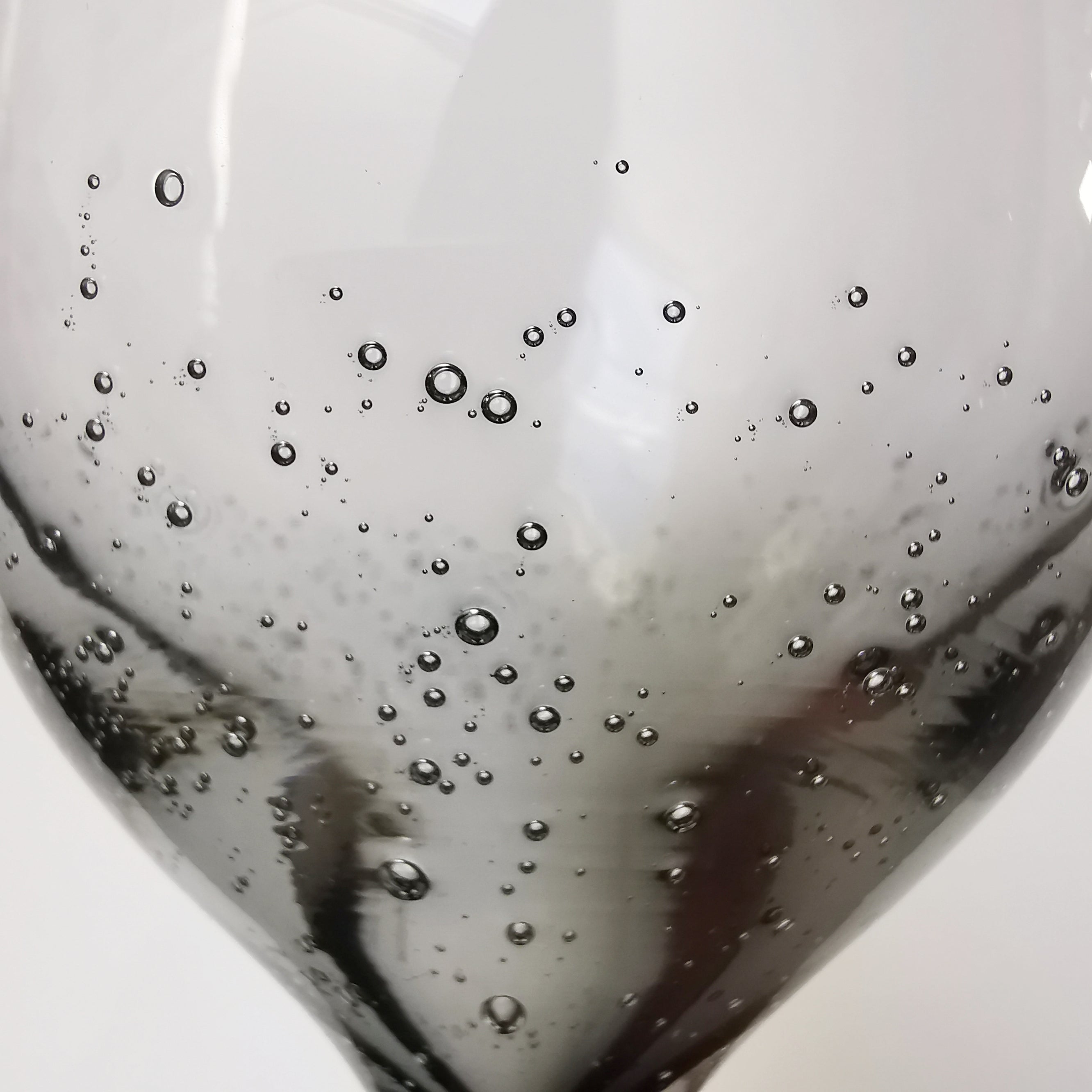 Weinglas mit Luftbläschen und schwarzem Fuß von Nordal